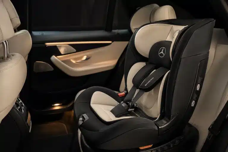 Siège enfant homologué dans un Mercedes — taxi aéroport Toulon-Hyères avec enfants