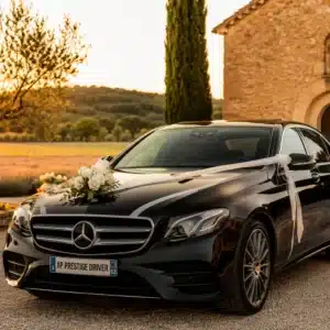 chauffeur privé avec Mercedes Classe E noire décorée pour un mariage dans le Var, AP Prestige Driver, devant une chapelle provençale au coucher du soleil