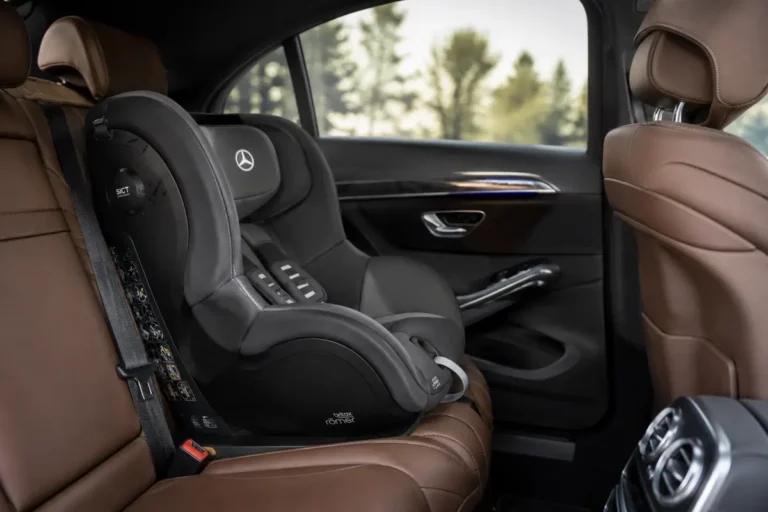 Siège auto homologué Britax Römer installé dans la Mercedes d'AP Prestige Driver — transfert taxi gare de Hyères avec enfants