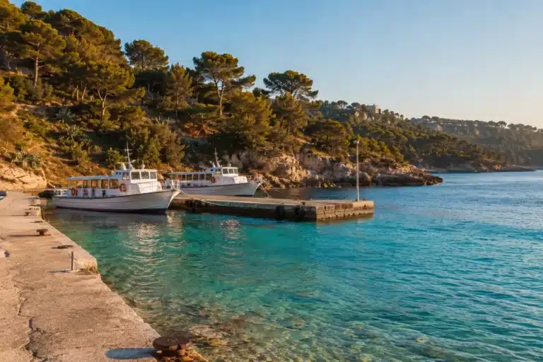 Embarcadère de la Tour Fondue près de Hyères — AP Prestige Driver assure le transfert taxi gare de Hyères vers Porquerolles