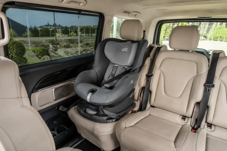 Siège auto homologué installé dans le van Mercedes Classe V — taxi gare de Toulon avec enfants
