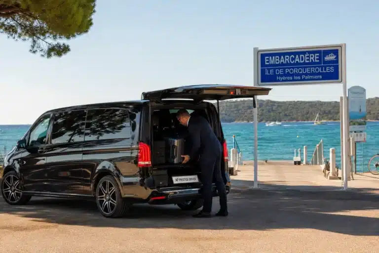 Taxi Hyères Tour Fondue — Mercedes Classe V d'AP Prestige Driver à l'embarcadère de Porquerolles